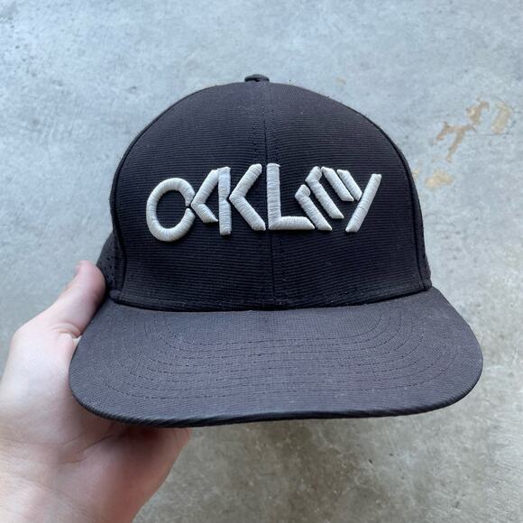 VINTAGE OAKLEY HAT BLACK SNAPBACK - Picture 1 of 4